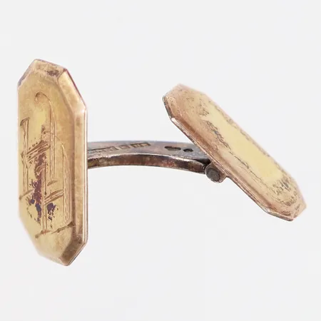 En udda manschettknapp, längd: 23mm, bredd: 17-19mm, gravyr, silver 830/1000 Vikt: 4,6 g