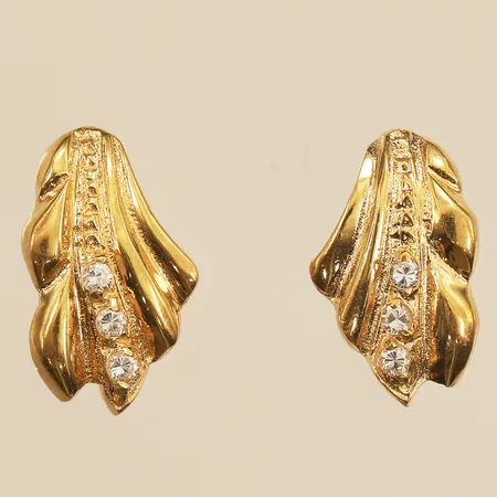 Ett par örhängen med vita stenar, längd 14mm, bredd 9mm, 18K Vikt: 2 g