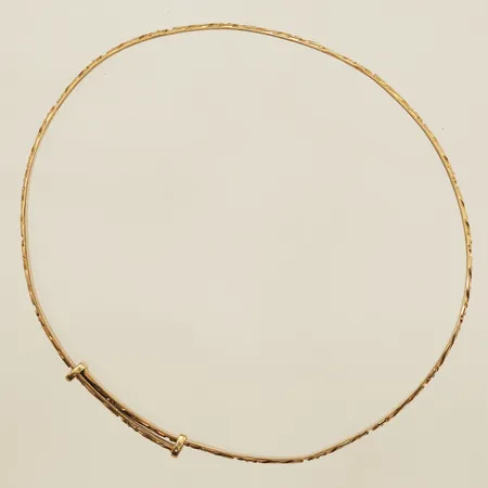 Armring med mösterdekor, innermått ca 19-21cm, Ø66mm, bredd ca 3,2mm, skev,  Ceson Guldvaru Ab, år 1957, 18K  Vikt: 8 g