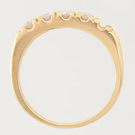 Ring med briljantslipade diamanter 4 x ca 0,10ct, stl: 16¾, bredd: 1,9-3,4mm, en diamant saknas, gravyr, GFAB, 18K Vikt: 3,6 g