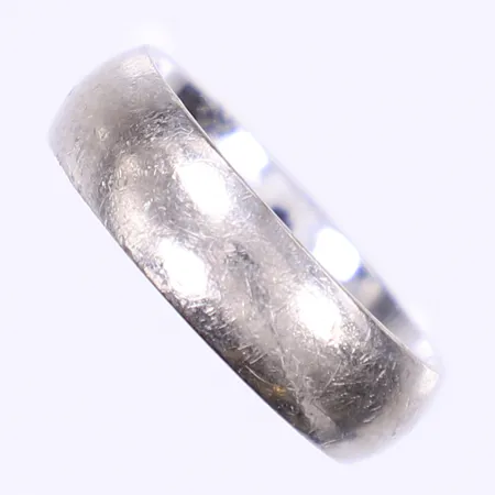 Ring slät 17½ bredd 6mm gravyr vitguld 18K Vikt: 8,2 g