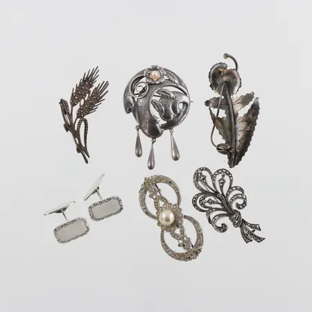 Broscher 5 st silver några med skador,manschettknappar 2 st silver. Vikt: 56 g