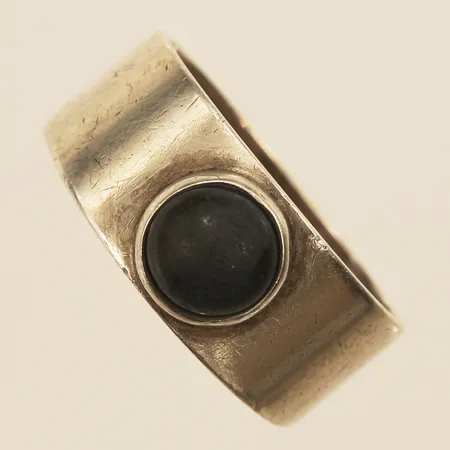 Ring med svart sten, stl 16½, bredd 8,6mm, troligen Peltonen & Kni, Alppikulta Oy, 916/1000 silver Vikt: 4,2 g