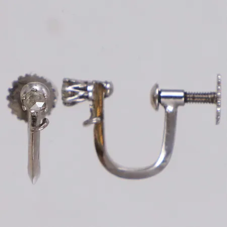 Ett par örhängen med rosenstenar, längd 10,7mm, bredd 1,2-2,5mm, vitguld, skruvlås, 18K  Vikt: 1,6 g