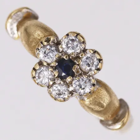 Ring blå & vita stenar, stl 18, bredd 3,5-8,8mm, behov av omrodiering, 18K  Vikt: 4,9 g