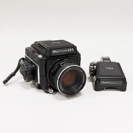 Mellanformatskamera Mamiya 645, påsittande objektiv Mamiya Sekor 1:2,8 80mm, stötskada på kant, prismasökare Mamiya 645. Skickas med postpaket.