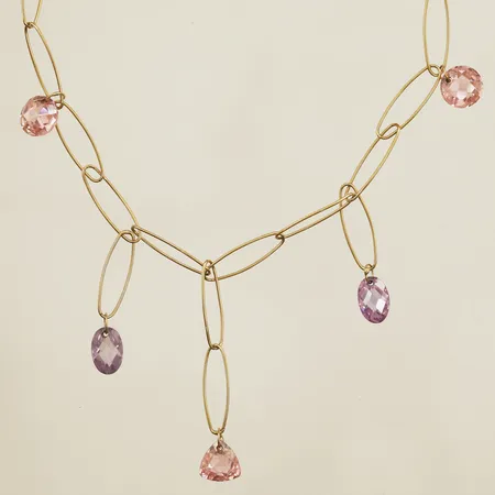 Collier med rosa samt lila stenar, längd 41cm, bredd ca 5,5-45mm, 18K  Vikt: 8 g