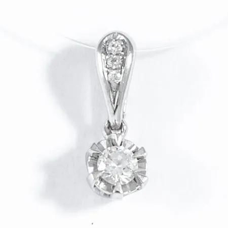 Hänge i 18K vitguld med 1 x c:a 0,05ct och 3 x c:a 0,005ct briljantslipade diamanter. Det är 4 mm brett, 10,5 mm långt inkl. ögla och väger 0,5g. Stämplad GHA (Guldfynd), 750.