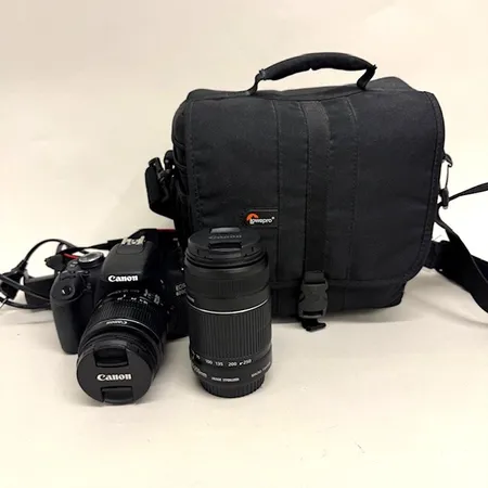 Digitalkamera Canon EOS 600D, DS126311, DC 7.4V, serienummer: 353077189819, Två Canon Objektiv, EFS 18-55mm, serienummer: 1046101777 samt EFS 55-250mm, serienummer: 1012022493, linsskydd, laddare Canon LC-E8E med sladd., väska Skickas med postpaket.