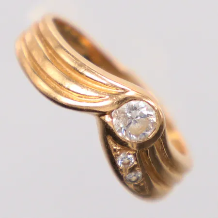 Ring med diamant 0,30 ct enligt gravyr, Ø18¼, bredd 3-5mm, 18K. Vikt: 3,8 g