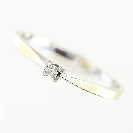 Ring med diamant ca 0,02ct, stl 16, i behov av rodiering, 18K Vikt: 1,2 g
