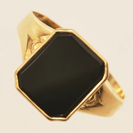 Klackring med onyx, stl 19, bredd 2,8-12,6mm, skev skena, 18K  Vikt: 2,8 g