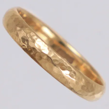 Ring med mönster, stl 22, bredd 4mm, gravyr, 18K Vikt: 5,1 g