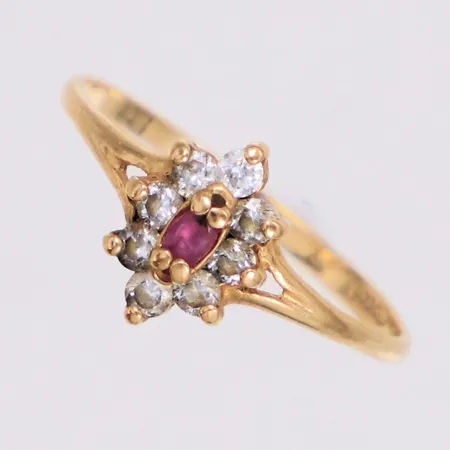 Ring med röd och vita stenar, stl 17¼, bredd 1,2-9,3mm, 18K  Vikt: 1,3 g