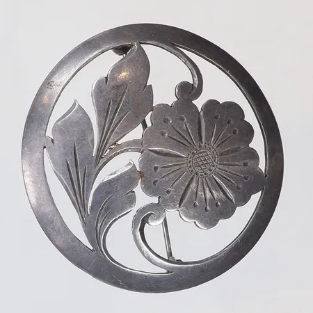 Brosch med blomma Ø44mm silver 900/1000 Vikt: 10,1 g