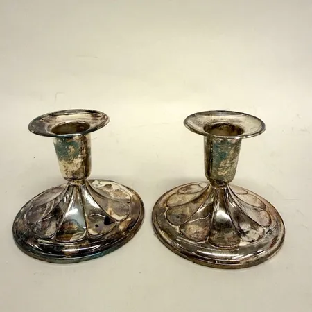 Ett par ljusstakar med dekor i relief, höjd 7cm, Ceson Guldvaru Ab, år 1988 Göteborg, fylld botten, 830/1000 silver