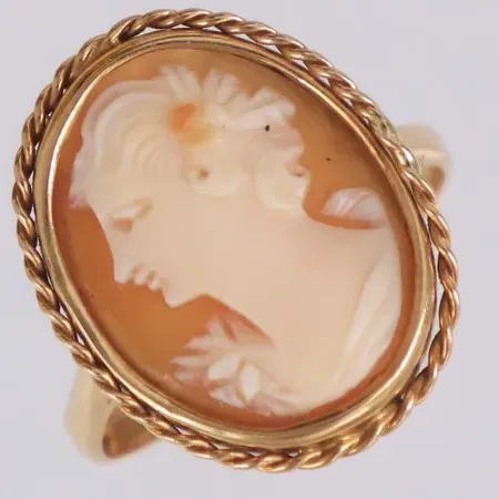 Ring med Camé, stl 17½, bredd 2,2-19mm, Camé lös i fattning, Stockholm 1951, 18K  Vikt: 3,5 g