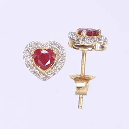 Ett par örhängen med röda stenar och dia 16 x ca 0,005 15x8mm 18K Vikt: 1,8 g
