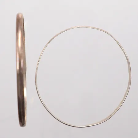 Två armringar, bredd 3,7-4,9mm, Ø 7cm, 925/1000 Silver. Vikt: 16,3 g