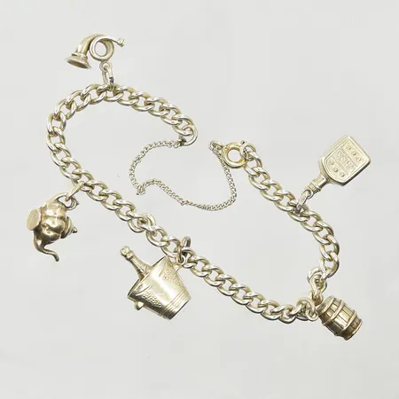 Armband Pansar med 5 berlocker, längd 24 cm, länkens bredd 5 mm, säkerhetskedja omgjord till låsdel, 835/1000 silver. Vikt: 22,3 g