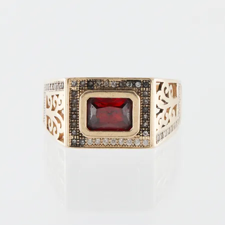 Ring 14k med stenar,storlek 20 mm,bredd 3.1-12 mm. Vikt: 8,1 g