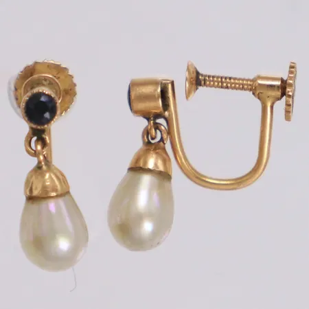 Ett par örhängen med imitationspärlor och blå stenar, längd 15mm, bredd 5,4mm, skruvlås, CG Hallberg, år 1927, 18K Vikt: 2 g