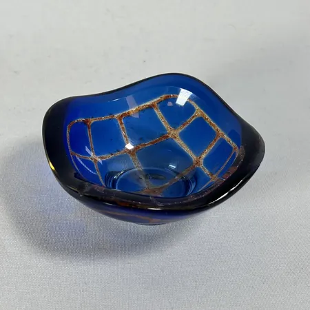 Liten skål, Orrefors Ravenna, Sven Palmqvist, diameter ca 9cm, höjd ca 4cm, signerad i botten 5950, 1974, mycket sliten, nagg i ena kanten Vikt: 0 g Skickas med postpaket.