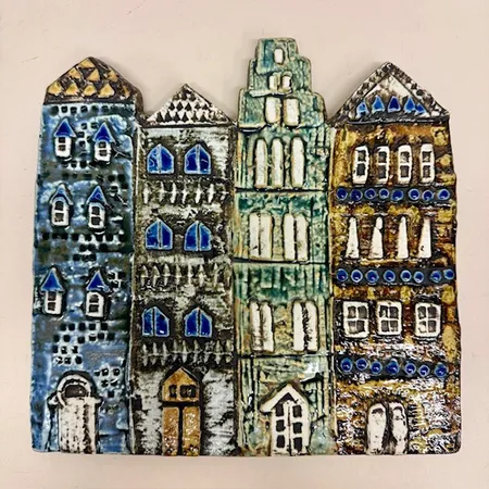 Väggplakett Gamla stan, Lisa Larson, Gustavsberg, ca 28x28cm, keramik, glaserat stengods, signerad Vikt: 0 g Skickas med postpaket.