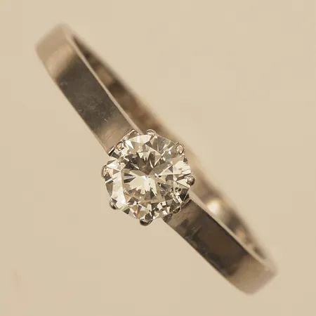 Ring med diamant 0,35ct, stl 17, bredd 5,3mm, Thomassons Guld-& Juvelfirma Erik, år 1955, vitguld, 18K  Vikt: 2,3 g