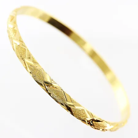 Armring, mönster, Ø70mm, bredd 6mm, ihålig, defekt, 21K.  Vikt: 12,5 g