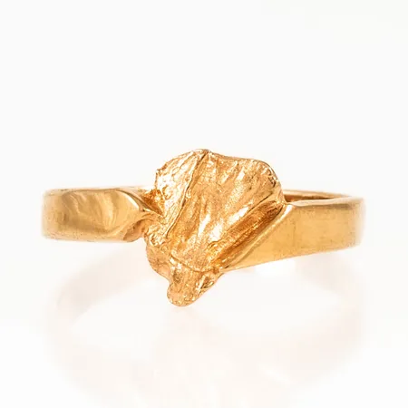 Ring i 18K guld med vildmarksmönster. Den är i storlek 16¾, är 2,5 - 9 mm bred och väger 2,1g. 