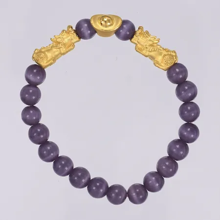 Armband med lila stenar och pärlor i 24K guld, ca Ø5,5cm, bredd 8mm, bruttovikt 14,8g varav guldvikt ca 2,5g