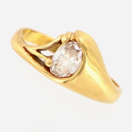 Ring med sten, stl 15¾, bredd ca 8mm, 18K  Vikt: 3,1 g