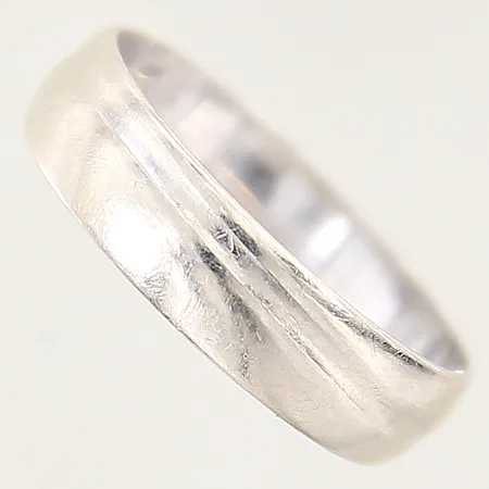 Ring, stl: 17½, bredd: 4,7mm, skev, vitguld, 14K Vikt: 2,1 g