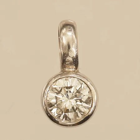 Hänge med diamant ca 0,21ct, längd 9mm inklusive ögla, bredd 5mm, vitguld, ostämplad, 18K  Vikt: 0,6 g