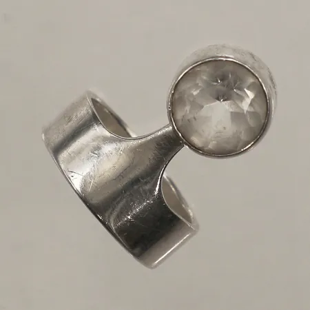 Ring med bergkristall, stl 16¾, bredd 6,7-24mm, silver  Vikt: 7,5 g