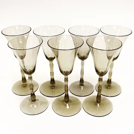 7 likörglas/snapsglas, omärkta, möligen Simon Gate, 13,5cm, rökfärgat glas. Skickas med paket.