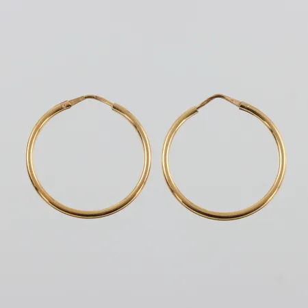 Örhängen paret 18k,diameter ca 27 mm,någon ojämnhet. Vikt: 3,4 g