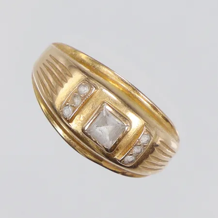 Ring med vita stenar stl 17½ bredd 2,5-10mm, lite skev, SWL Stockholm 18K Vikt: 2,8 g