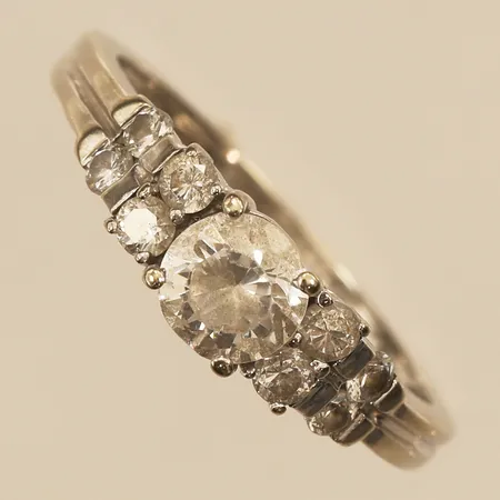 Ring med stenar, stl 17¼, bredd ca 5mm, 18K  Vikt: 2,9 g