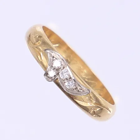 Ring med diamanter 4x ca 0,02ct stl 18¼ bredd 4mm gravyr 18K Vikt: 4 g