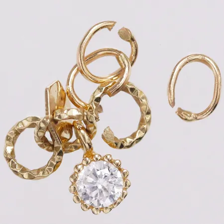 Gulddelar, defekta, vit sten, 14K  Vikt: 0,7 g