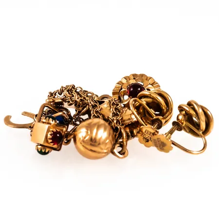 Diverse defekt guld i 18K. Vikt: 13,4g.