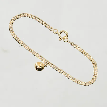 Armband Bismarck med hänge boll, längd 14½ cm, länkens bredd 2 mm, buckla på boll, 18K.  Vikt: 2 g