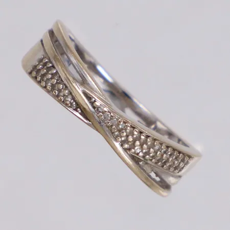 Ring med diamanter 35xca0,005ct åttkantslipade, stl 18, bredd 2,4-6mm, GHA, vitguld, i behov av rodiering, 18K Vikt: 5 g