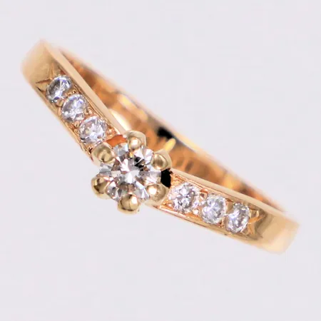 Ring med diamanter 1xca0,23ct, 6xca0,03ct, stl 18½, bredd 2,5-4,9mm, 18K  Vikt: 4 g