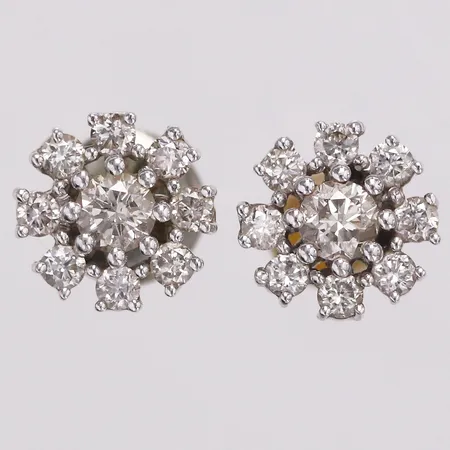 Ett par örhängen diamanter 2 x ca0,07ct, 16 x ca0,01ct, 6mm, olika stoppar ej i guld, vitguld, 18K  Vikt: 0,9 g