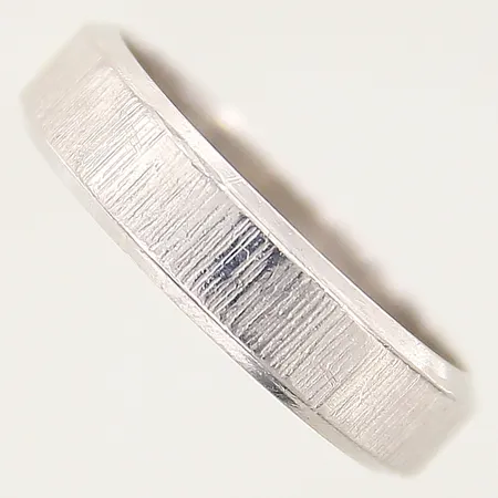 Ring, stl 19, bredd 5mm, vitguld, gravyr, 18K  Vikt: 6,1 g