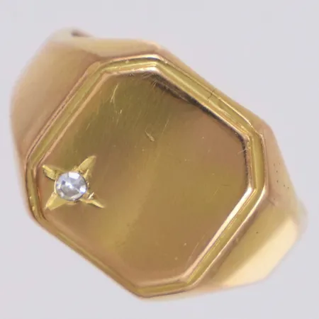 Klackring med diamant 1xca0,03ct åttkantslipad, stl 21, bredd 4,5-15,8mm, spår av storleksändring, ostämplad, 18K  Vikt: 13,8 g