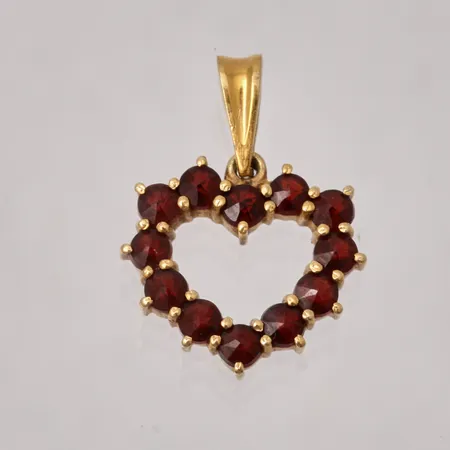Hänge i förgyllt silver, mått 15x21mm, 12st granat liknande stenar, 925/1000, vikt 1,42g.